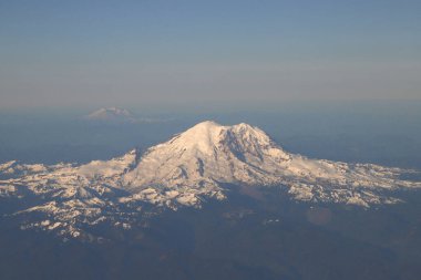 Mt. Gökyüzünden Rainier (Mt. St. Helens arka planda), Washington