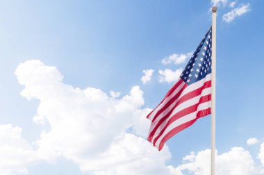 Mavi gökyüzünde Amerikan bayrağı 
