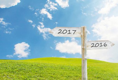 Ahşap boş işareti ile metin 2017 üzerinde yeşil çim sahası Clo ile