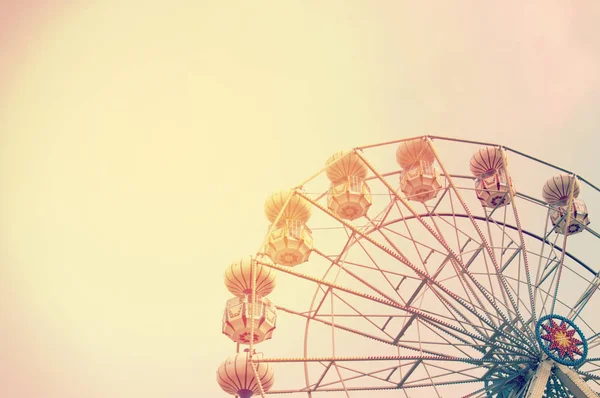 Ferris wheel on sky background with sunlight — Stock Photo, Image