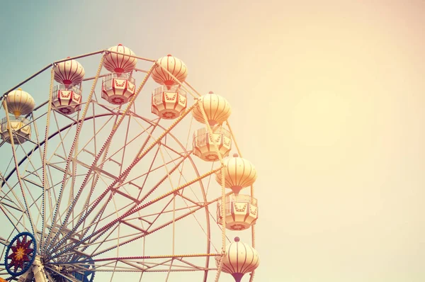 Ferris wheel on sky background with sunlight — Stock Photo, Image