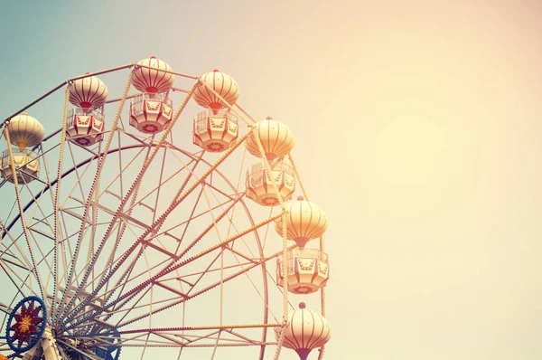 Grande roue sur fond de ciel avec lumière du soleil — Photo