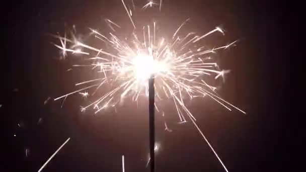 Vlam van sparkler in het donker — Stockvideo