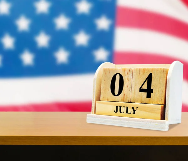Κύβο σχήμα ημερολόγιο για 04 Ιουλίου στο ξύλινο τραπέζι — Φωτογραφία Αρχείου