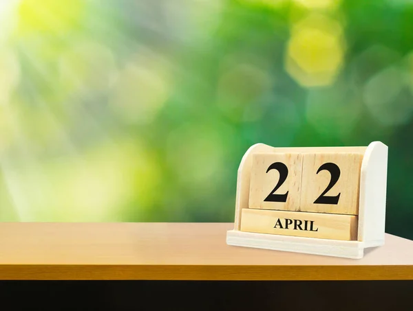 Деревянный календарь на деревянном столе показывает дату 22 апреля — стоковое фото