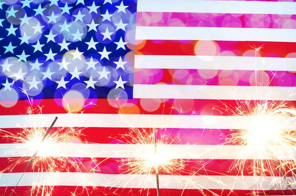 Γιορτάζει την ημέρα της ανεξαρτησίας. Σημαία των ΗΠΑ Ηνωμένες Πολιτείες της Αμερικής — Φωτογραφία Αρχείου