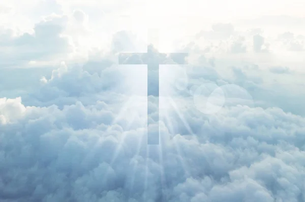 基督教的十字架出现在天空上明亮 — 图库照片