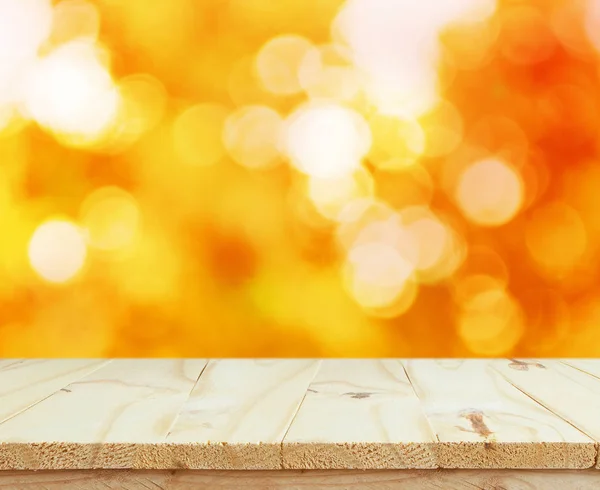 Trä table top på blanka bokeh guld bakgrund — Stockfoto