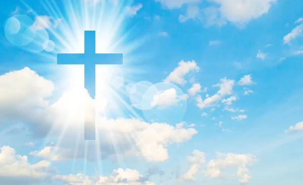 Christliches Kreuz erscheint hell am Himmel — Stockfoto