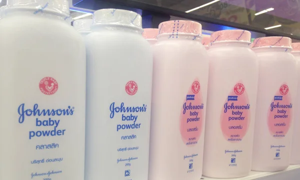 BANGKOK, THAILAND- August 28th, 2017: bottle of Johnson & Johnson Baby powder . — стоковое фото