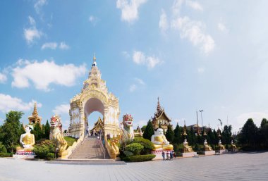 Güzel tapınak büyük kapısı. WAT Kaew seslendirdi