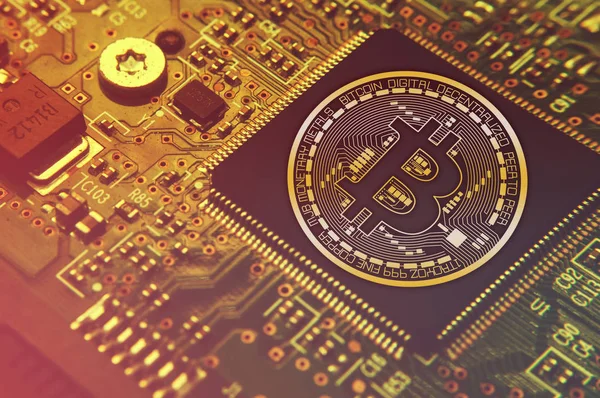 Bitcoin concept - printplaat met bitcoin-processor — Stockfoto