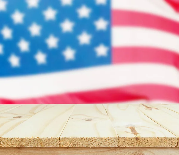 Дерев'яний стіл на фоні прапора США — стокове фото
