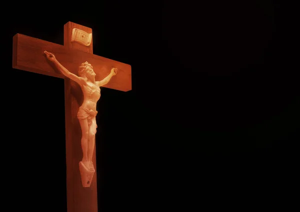 Die Kreuzigung von der vergoldeten Galionsfigur des Jesus aus einem Baum. — Stockfoto