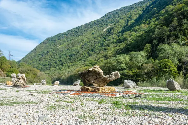 Nietypowe skały na brzegu rzeki Bzyb, Abchazja. — Zdjęcie stockowe