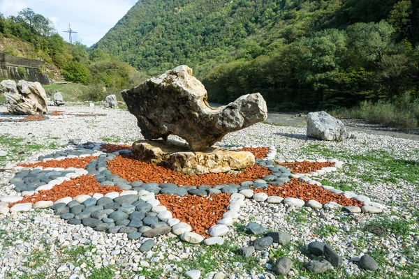 Nietypowe skały na brzegu rzeki Bzyb, Abchazja. — Zdjęcie stockowe