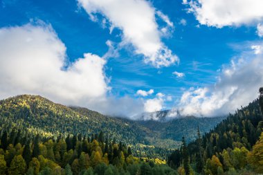 Dağlar ve gökyüzü. 