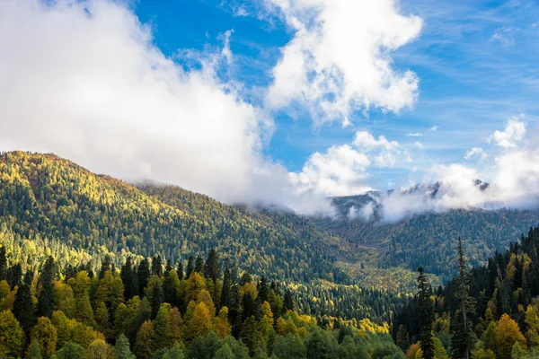 Montañas y el cielo . — Foto de Stock