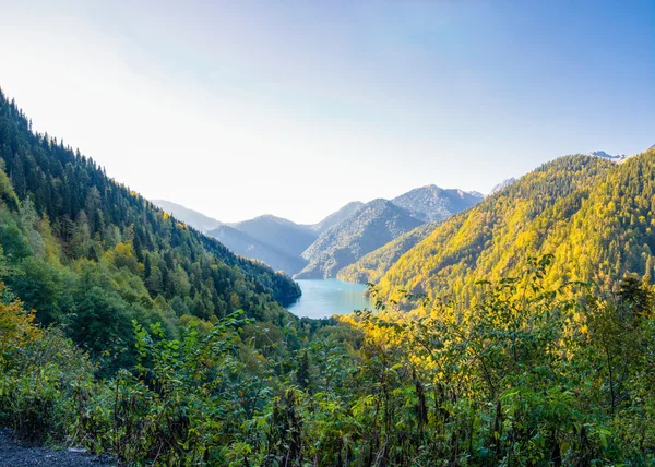 Panorama otoñal del lago Ritsa, Abjasia . — Foto de Stock