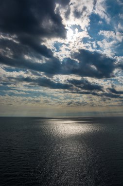 Güneş, gökyüzü, deniz. 