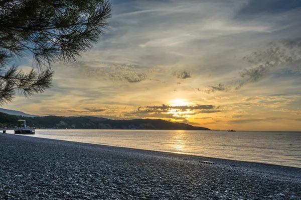 Восход солнца на побережье Черного моря, Абхазия, Пицунда . — стоковое фото