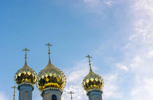 As cúpulas douradas do conjunto da Igreja em Plyos, região de Ivanovo — Fotografia de Stock