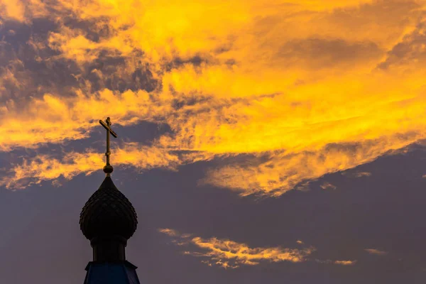 Εκκλησία θόλους για το φόντο του ουρανού πορτοκαλί-κίτρινο. — Φωτογραφία Αρχείου