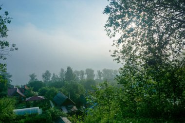 Volga Nehri dik bankalardan erken, Sisli sabah görüntülemek