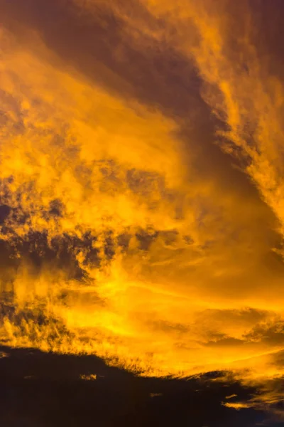 Яркие оранжево-жёлтые облака . — стоковое фото