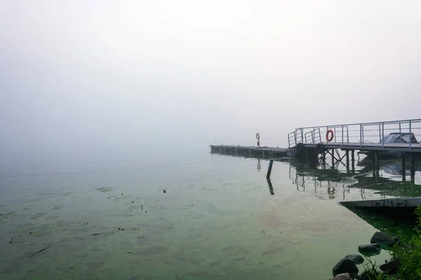 Manhã nebulosa no rio Volga . — Fotografia de Stock