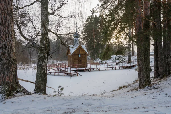 Banho na Primavera Santa de St. Tikhon de Lukh . — Fotografia de Stock