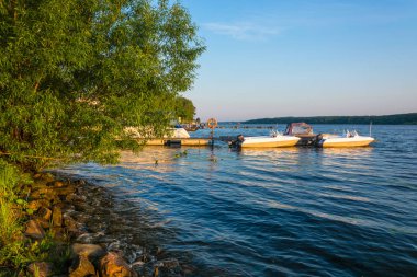 Sabah güneşin Volga Nehri kıyısında. 