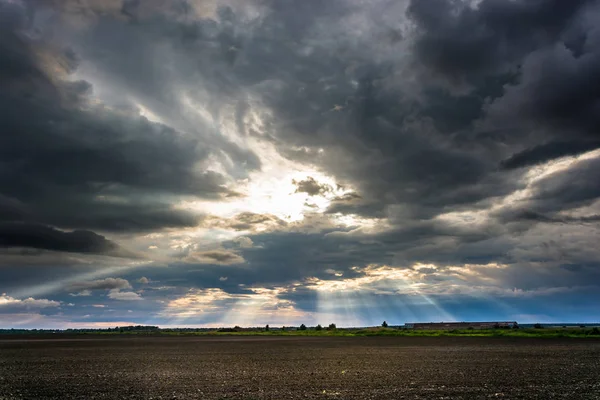 Los rayos del sol que brotan de las nubes . — Foto de Stock