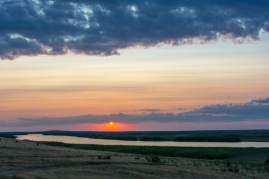 Güzel bir gün batımı ile manzara.