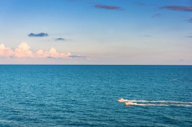 Güzel bir akşam deniz manzara.