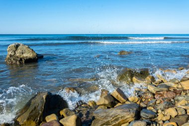 kayalık deniz kıyısı ve dalgalar.