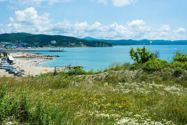 Vista sulla riva del mare nel villaggio di Lermontovo . — Foto Stock