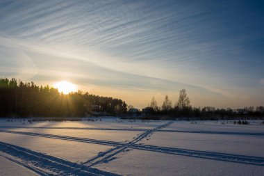 Kış akşam karla kaplı Nehri üzerinde. 