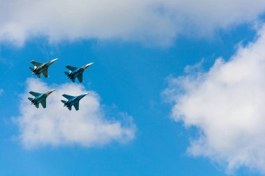 Gökyüzündeki uçaklar. 