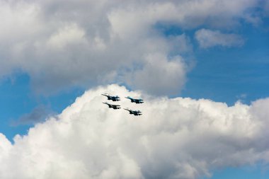 Gökyüzündeki uçaklar.