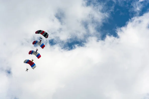 Fallschirmjäger am Himmel. — Stockfoto