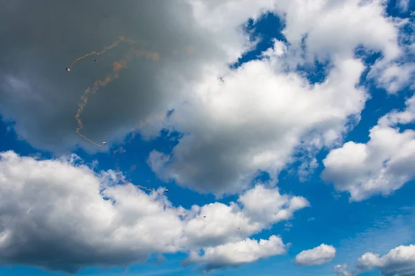 Paraquedistas no céu . — Fotografia de Stock