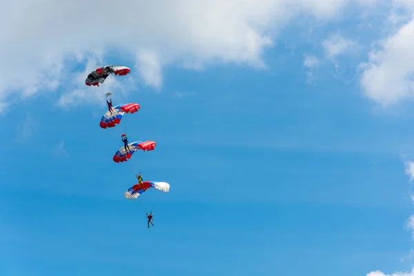 Paratroopers in the sky. — Stock Photo, Image