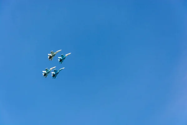 Aviões no céu. — Fotografia de Stock