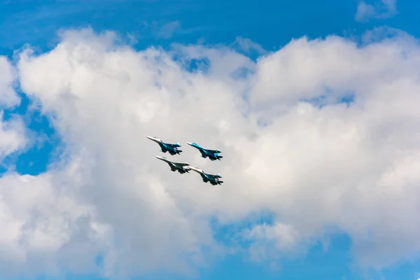 Samoloty na niebie. — Zdjęcie stockowe