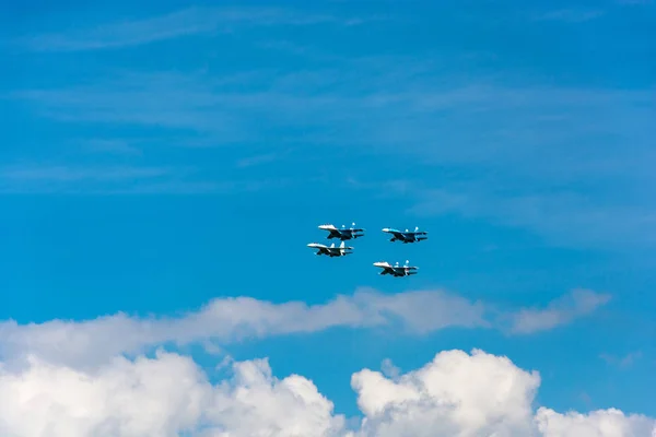 Aviões no céu. — Fotografia de Stock