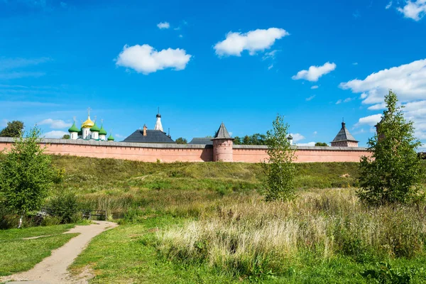 The ancient walls of the Suzdal Kremlin. — Stock Photo, Image