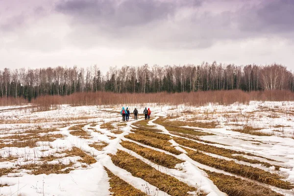 Um grupo de turistas caminhando no campo . — Fotografia de Stock