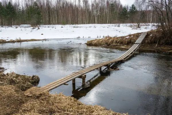 Paisagem com ponte de madeira . — Fotografia de Stock