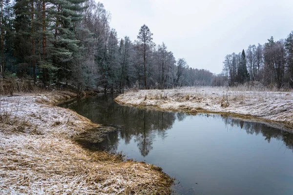 Vackra flodlandskap efter ett snöfall. — Stockfoto